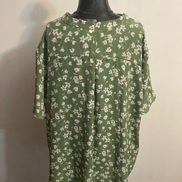 Lush Sage/White Floral V-neck tunic, size 3X - Picture 2 of 3